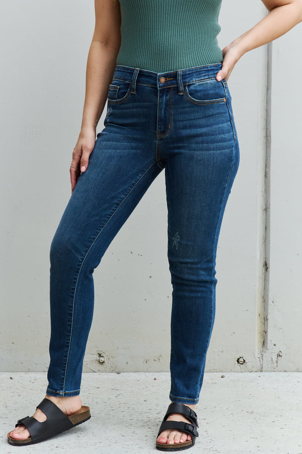 Judy Blue Aila Regular Mid Rise Cropped Relax Fit Jeans